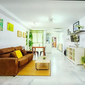 apartamento-malagueta-campos-eliseos-malaga.hotelsinnerja.org/